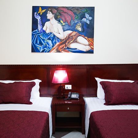 Orchidea Hotel Тирана Екстериор снимка