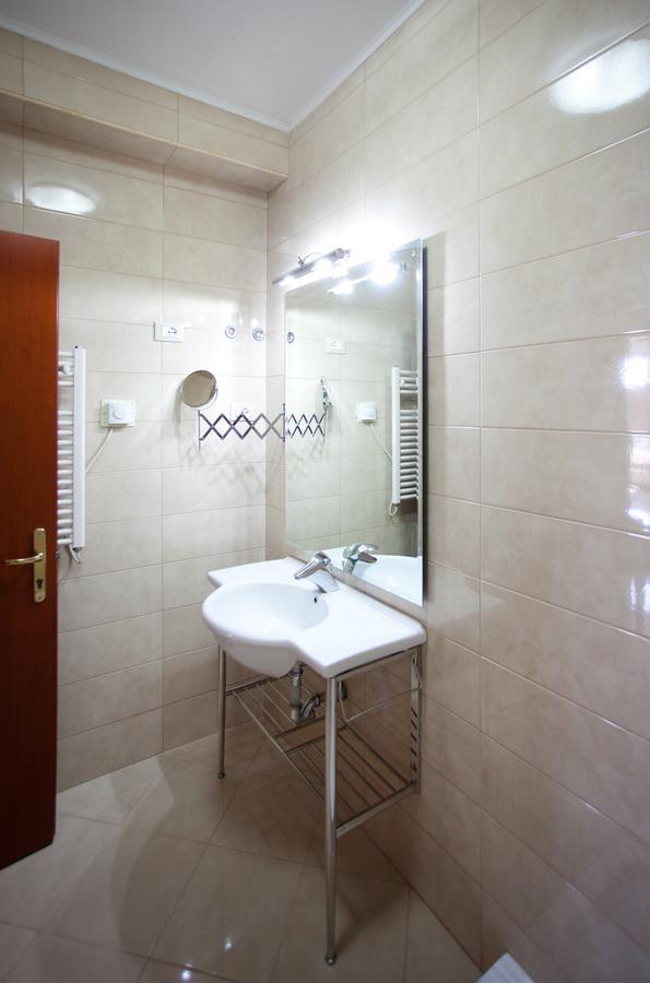 Orchidea Hotel Тирана Екстериор снимка
